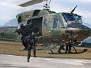 Jagdkommando-Soldaten landen mit einem AB-212 Hubschrauber.