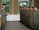 Brigadier Karl Pronhagl verabschiedet die 22 Teilnehmer des Luftabwehr-Trainings.