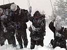 Lawineneinsatzzug der 6. Jägerbrigade beim Sondieren.