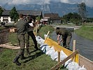 Militärmusiker beim Hochwassereinsatz 2005 in Giesingen.