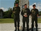 Brigadier Pronhagl (l.) und sein Stellvertreter verabschieden Major Vargyas (r.).