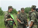 Ein Güssinger Soldat im Gespräch mit tschechischen Kameraden.