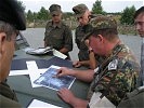 Die Österreicher bei der Nachbesprechung mit einem Soldaten der deutschen Übungsleitung.