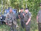 Generalleutnant Entacher im Gespräch mit einem deutschen Soldaten.