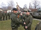 Die Dienstflagge wird übergeben.