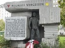 Niemals vergessen: Kranzniederlegung vor dem Gedenkstein für die Gestapo-Opfer.