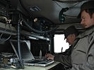 Arbeit auf engstem Raum: Der Funkpinzgauer des Jägerbataillons 19.