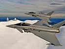 Zwei Eurofighter überfliegen eine ortsfeste Radarstation. (Archivfoto)