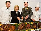 Küchenchef Harrer, Militärkommandant Raffetseder, Landtagspräsidentin Ortner und Offiziersstellvertreter Hofer (v. r.) schneiden das Neujahrsferkel an.