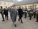 Abschreiten der Front: Landeshauptmann Pühringer, Generalstabschef Entacher und Verteidigungsminister Darabos (v.l.).