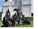 Der Schäferrüde "Argus", die Malinoishündin "Anuk" und der Labrador "Cowboy" mit den stolzen Hundeführern.