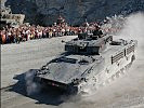 Panzerfahrzeuge des Heeres sind in Action zu sehen.