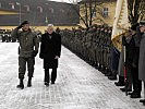 Oberstleutnant Liebrecht und Bürgermeister Kastler mit den Rekruten.