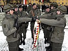 Vier Soldaten leisteten das Gelöbnis an der Standarte des Panzerstabsbataillons 4.