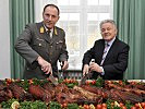 Prosit Neujahr! Militärkommandant Kurt Raffetseder und Landeshauptmann Dr. Josef Pühringer schneiden das Neujahrsferkel an