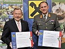 Generaldirektor Ludwig Scharinger, l., und Generalmajor Kurt Raffetseder präsentieren die unterzeichneten Urkunden.