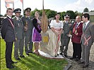 ...Oberstabswachtmeister Arzt, Major Hohlweg, Vizeleutnant Manzer und Vertragsbediensteter Wendt überreicht.