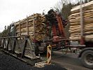 Holztransporter nutzten die Brücke der Pioniere, um ein nahegelegenes Sägewerk zu beliefern.