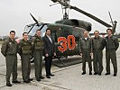 Major Geiger, Oberleutnant Ebner, Oberleutnant Riener, Mayrbäul (Firma BMT), Brigadier Putz, Vizeleutnant Lorinser und Oberleutnant Retschitzegger vor dem Helikopter.