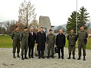 Volksanwalt Peter Kostelka, 4.v.l., zu Gast bei der 3. Panzergrenadierbrigade.