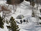 In einem Zelt können die Lawinenopfer vor Wettereinflüßen geschützt werden.