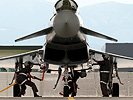 Die Flightlinecrew bereitet einen Eurofighter vor.