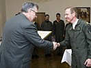 Generalleutnant Christian Segur-Cabanac überreicht die Urkunde an Brigadier Andreas Putz.