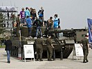 Der Kampfpanzer "Leopard" 2A4 zog besonders viele Besucher an.