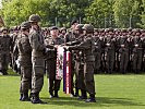 Die Soldaten sprechen das Treuegelöbnis.