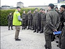 Andreas Baumgartner mit den Soldaten vor dem weithin sichtbaren KZ Mauthausen.