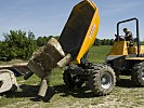 Ausgebaggerte Betonblöcke wurden mit dem Dumper abtransportiert.
