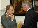Im Gespräch: Präsident des Austria Institut für Europa und Sicherheitspolitik, Werner Fasslabend, r. mit Generalmajor Pucher.
