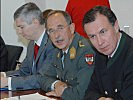 Generalmajor Pucher, Mitte, vertraut auf die Expertise der Trainingsanbieter.