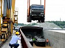 Ein Bundesheer-LKW verschwindet im Laderaum eines Transportschiffes.