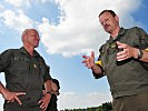 Oberstleutnant Voglauer (r.) von der Heerestruppenschule empfing Schmidseder am Übungsplatz.