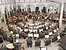 Die Militärmusik spielt im Schlosshof.