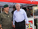 Prominenter Besuch beim Jagdkommandostand: Bürgermeister Häupl während seines Rundganges.