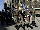 Soldaten der Garde marschierten an der Spitze des Trauerkondukts.