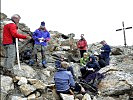 50 Jahre nach Errichtung des Gipfelkreuzes zelebriert Dekan Otto Krepper wiederum eine Gipfelmesse.