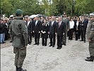 Oberstleutnant Kerschat meldet dem Bundespräsidenten.