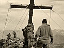1961errichten Vorarlberger Soldaten das Kreuz am Gipfel.