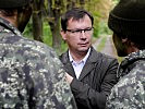 Minister Darabos im Gespräch mit Soldaten des Jagdkommandos...