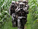 Diese Soldaten marschieren mit voller ABC-Schutzausrüstung.
