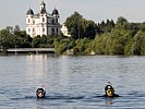 Die Dreifaltigkeitskirche Stadl Paura aus der Perspektive der Schwimmer.