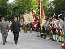 Tirols Militärkommandant, Generalmajor Herbert Bauer, mit Landeshauptmann Günther Platter beim Abschreiten der Traditionsvereine.