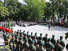 Die Festgäste, die Traditionsvereine und der Ehrenzug der Stabskompanie des Militärkommandos Tirol am Antreteplatz des Urichhauses.