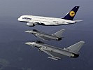 Die beiden Eurofighter des Bundesheeres nähern sich dem Airbus A380 an.