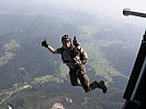 Vizeleutnant Peter Hofbauer bei seinem Jubiläumssprung.