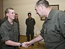 Militärkommandant Generalmajor Kurt Raffetseder gratuliert den Beförderten.