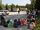 Voller Begeisterung verfolgen die Kinder die Vorführung mit dem Suchtgifthund "Lana".